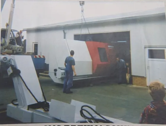 Anlieferung der ersten CNC-Drehmaschine, 1996