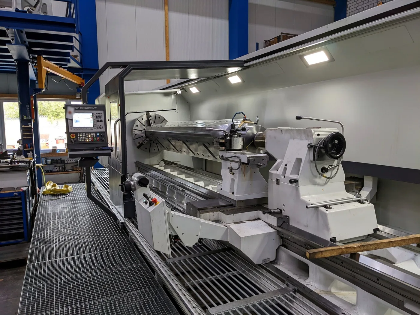 Lange Welle zwischen Planscheibe und Reitstock einer Boehringer-Universaldrehmaschine