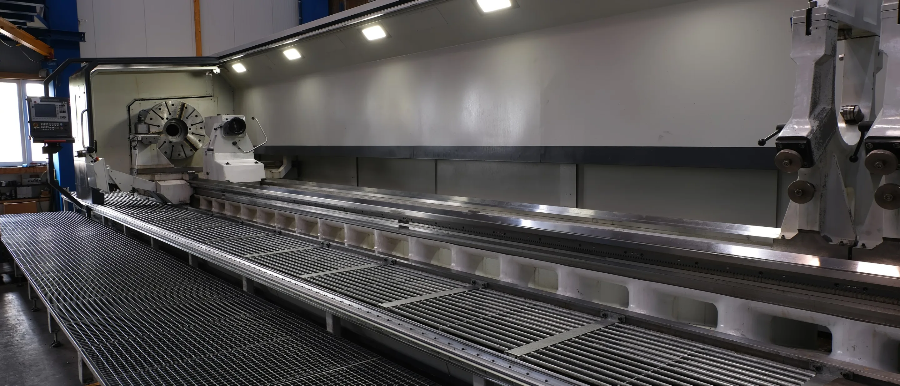 Boehringer VDF 1500 DUS mit 10.000 mm Drehlänge und mehreren Lünetten in der Halle