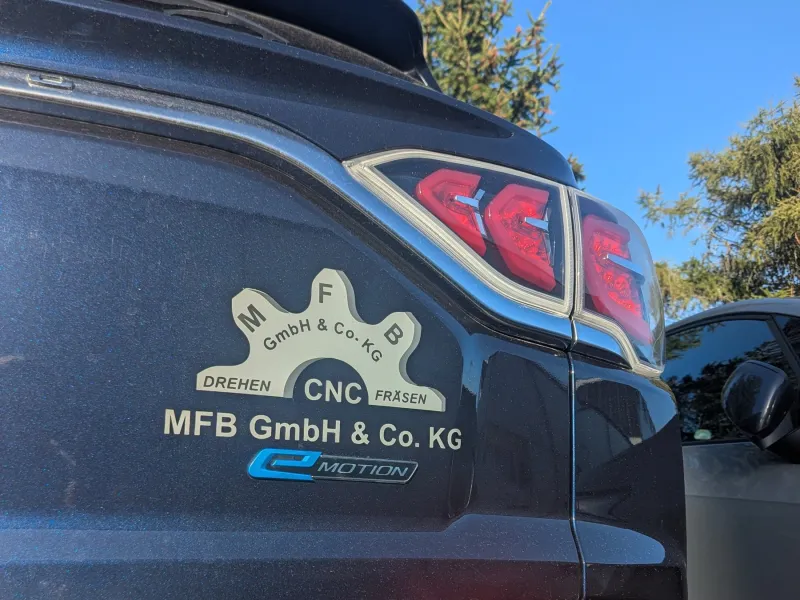 Elektrischer Dienstwagen mit MFB-Logo