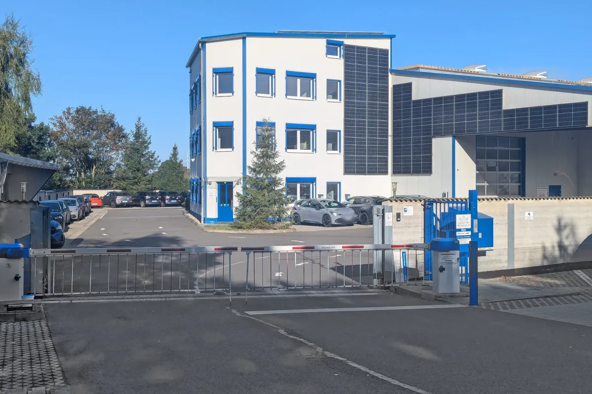 Einfahrt der MFB mit Schranke, Klingel und Bürogebäude