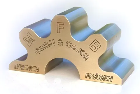 Das goldene MFB-Zahnrad mit dem Schriftzug MFB GmbH & Co. KG, Drehen, Fräsen