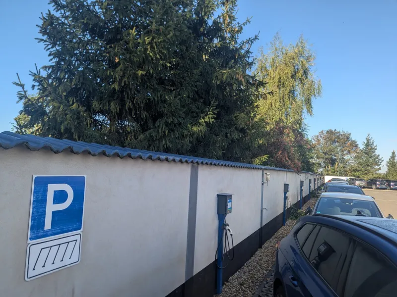 Wallboxen für Mitarbeiter auf dem Hof
