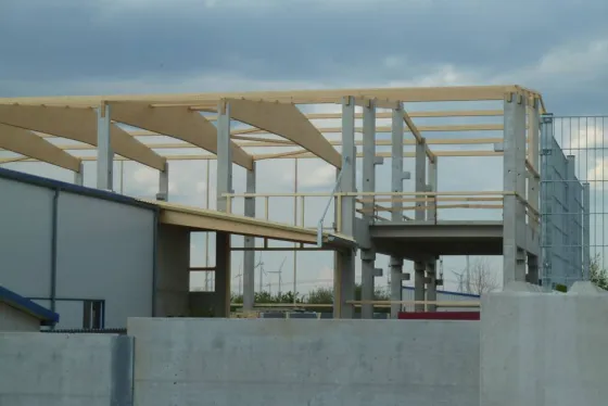 Holzleimbinder der neuen Halle