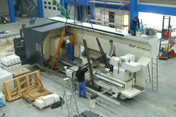 Aufbau einer Boehringer-Universaldrehmaschine in der neuen Halle
